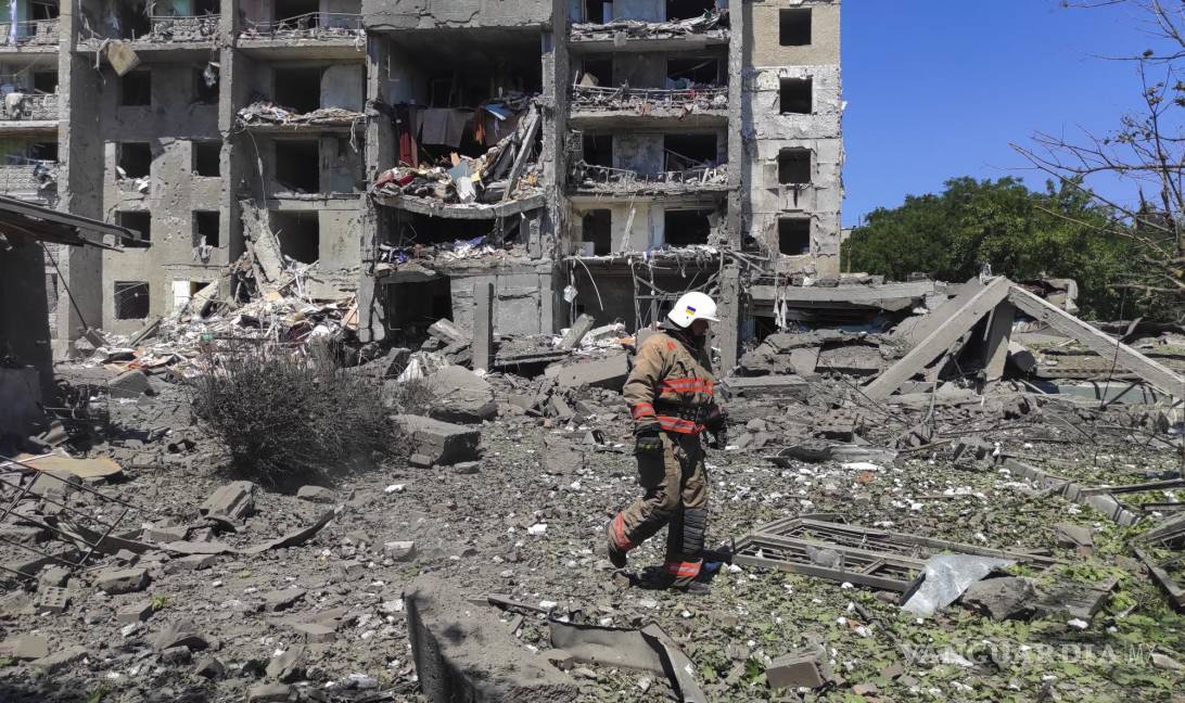 $!Un rescatista en la escena de un edificio residencial dañado después de que los bombardeos en Serhiivka cerca de Odesa, en el sur de Ucrania.