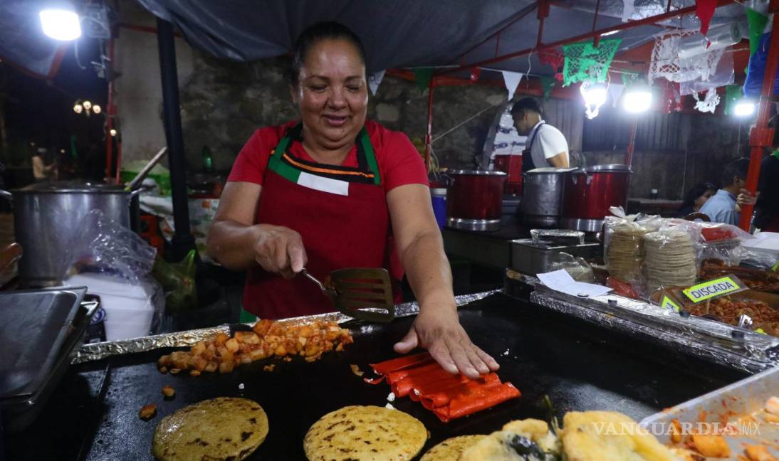 $!Viven saltillenses Grito de Independencia en Plaza de Armas