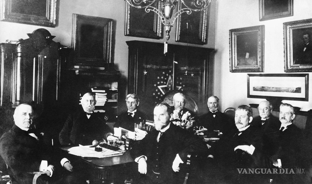 $!El entonces presidente estadounidense William McKinley, a la izquierda, posa con su gabinete durante una reunión en la Casa Blanca, en esta foto de 1898.