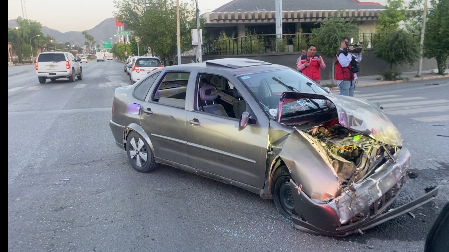 Dejo el auto destrozadoEl vehículo Volkswagen Derby quedó con daños tras impactarse contra un transporte de personal en el cruce del bulevar Francisco Coss y Xicoténcatl.