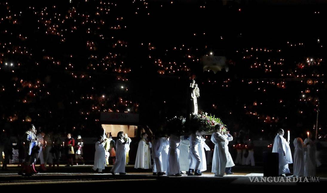 $!Procesión de la Virgen del Rosario previo a la corrida nocturna de la temporada grande de Las Luces, en la reapertura de la Plaza de Toros México en Ciudad de México. EFE/Mario Guzmán