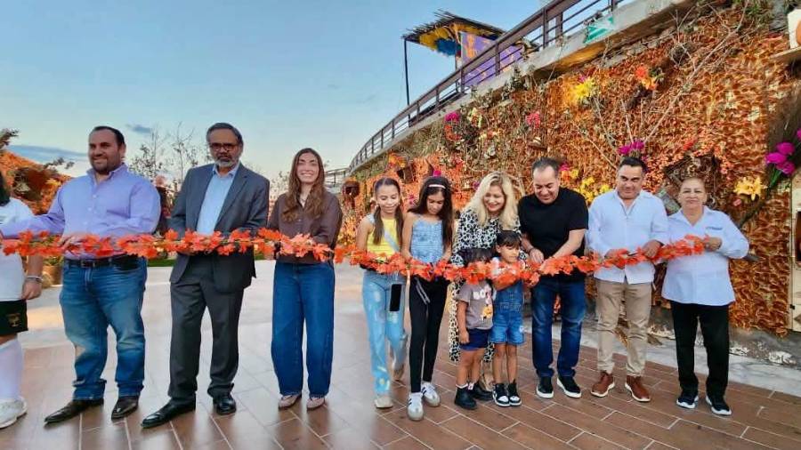 La exposición “Otoño en Puerto Noas 2026” incorpora escenarios decorativos con elementos alusivos a la temporada.