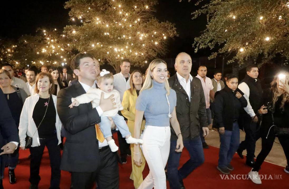 $!Samuel, su familia y amigos en el encendido del árbol de navidad en Monterrey.