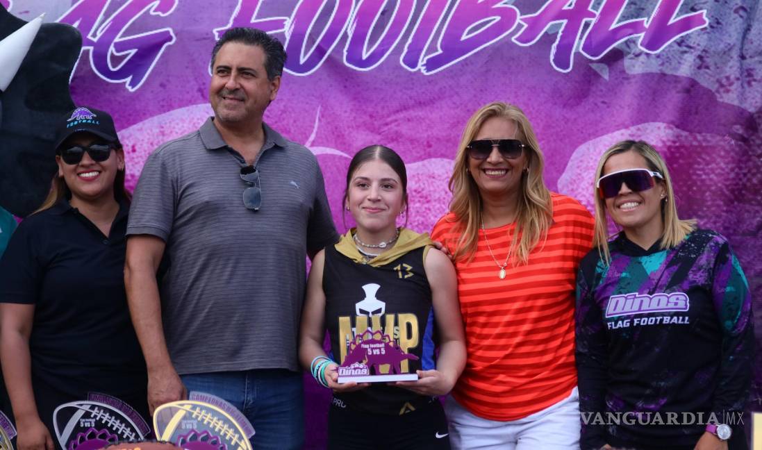 $!Dana Villarino recibiendo su premio como MVP del juego entre Ateneas y Lobas UAdeC.