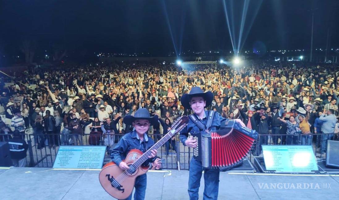 $!Los Cedillo de Saltillo comparten escenario con Los Tigres del Norte en el concierto de la ciudad