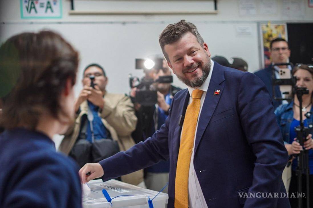 $![AME9647. SANTIAGO (CHILE), 16/11/2025.- Fotografía cedida por prensa del candidato a la Presidencia][de Chile Johannes Kaiser votando este domingo, en Santiago (Chile). El candidato ultraliberal Johannes]