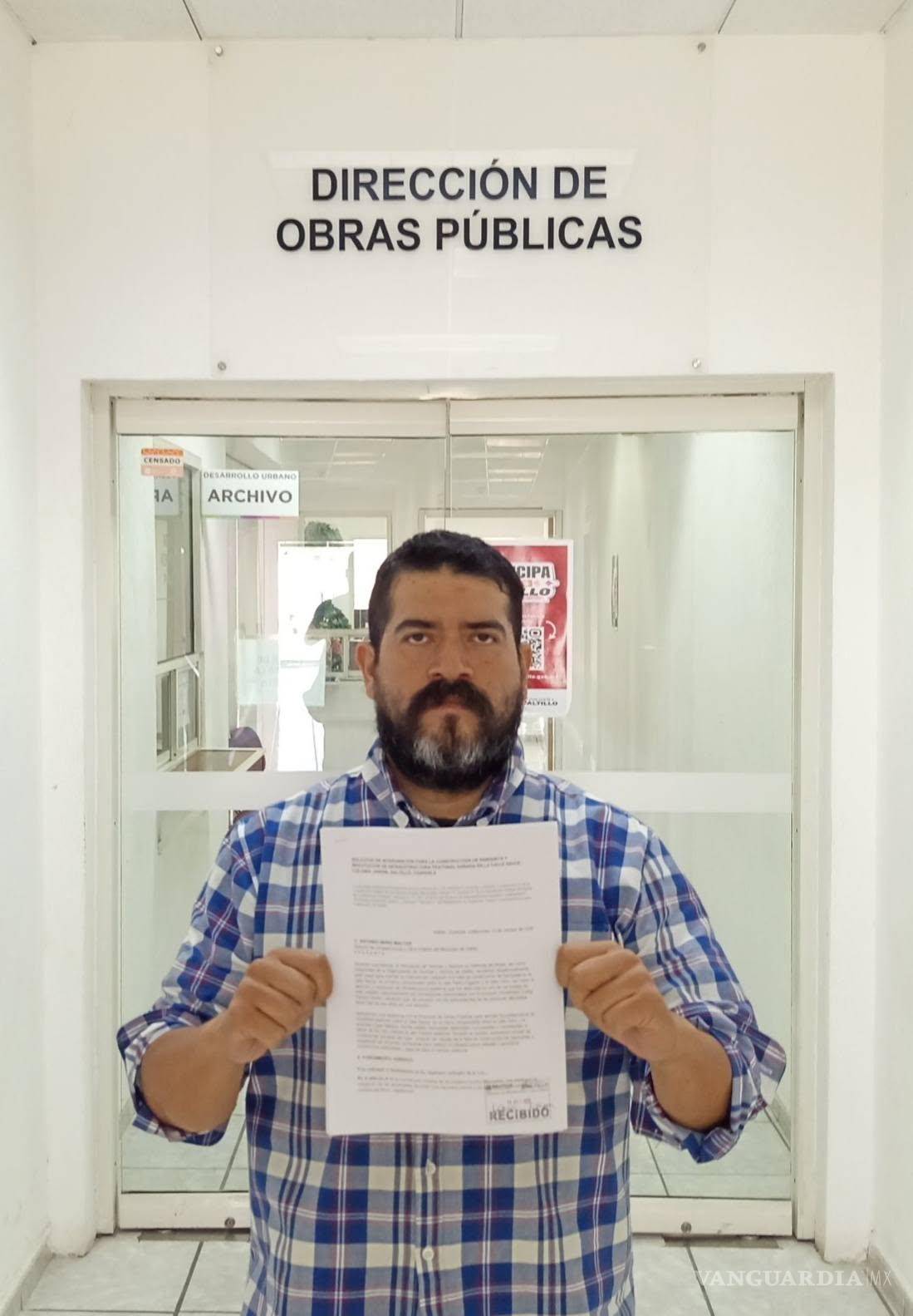 $!Raúl Steel Ramírez Garza, representante de la Asociación de Vecinas y Vecinos en Defensa del Nogal, acudió a la Dirección de Obras Públicas para entregar la solicitud.