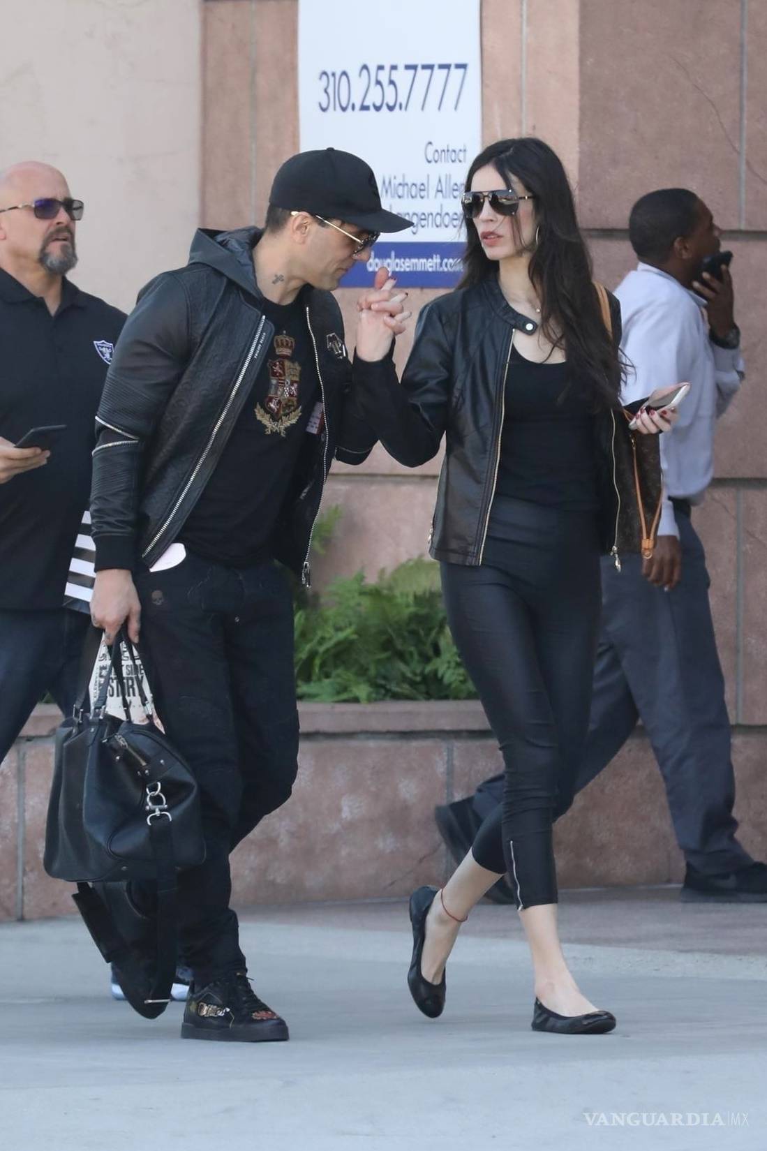 $!Criss Angel ya olvidó a Belinda; pasea de la mano de otra mujer