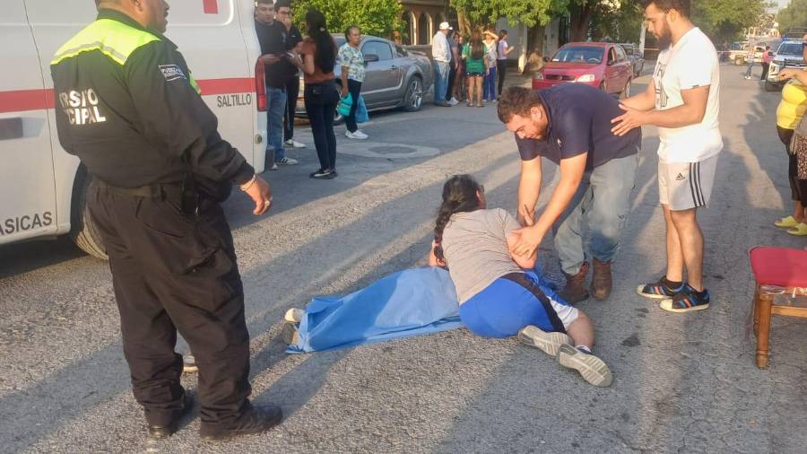 Autoridades llegaron al lugar de los hechos para detener al conductor de la camioneta.