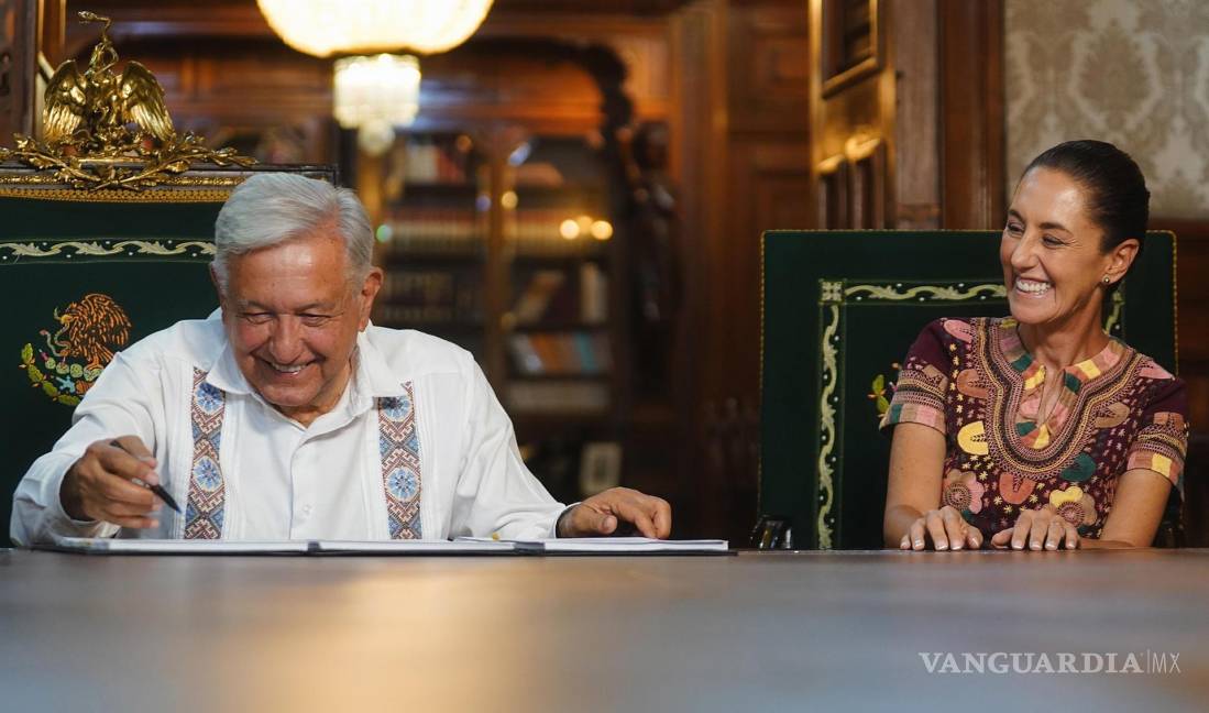 $!El mandatario mexicano Andrés Manuel López Obrador (i) con Claudia Sheinbaum como testigo de honor, firmó el decreto para la publicación de la reforma judicial.