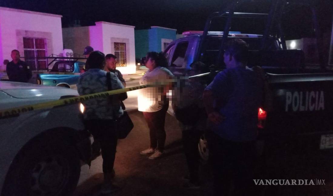 $!Familiares de la joven permanecieron en el lugar mientras se realizaban las diligencias.