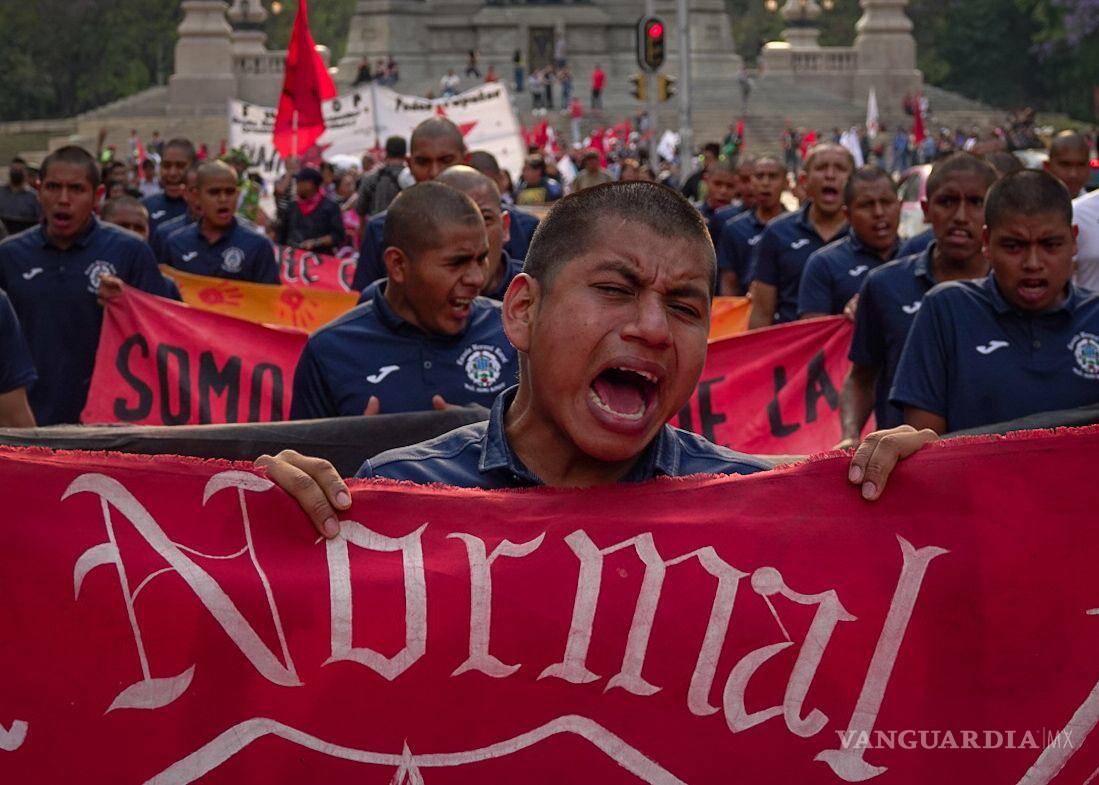 $!CIUDAD DE MÉXICO, 26 FEBRERO 2025.- Familiares y estudiantes marchan de manera pacifica desde el Ángel de la Independencia recorriendo reforma por los estudiantes normalistas desaparecidos de Ayotzinapa en la protesta mensual que realizan desde hace 10 años y 5 meses.