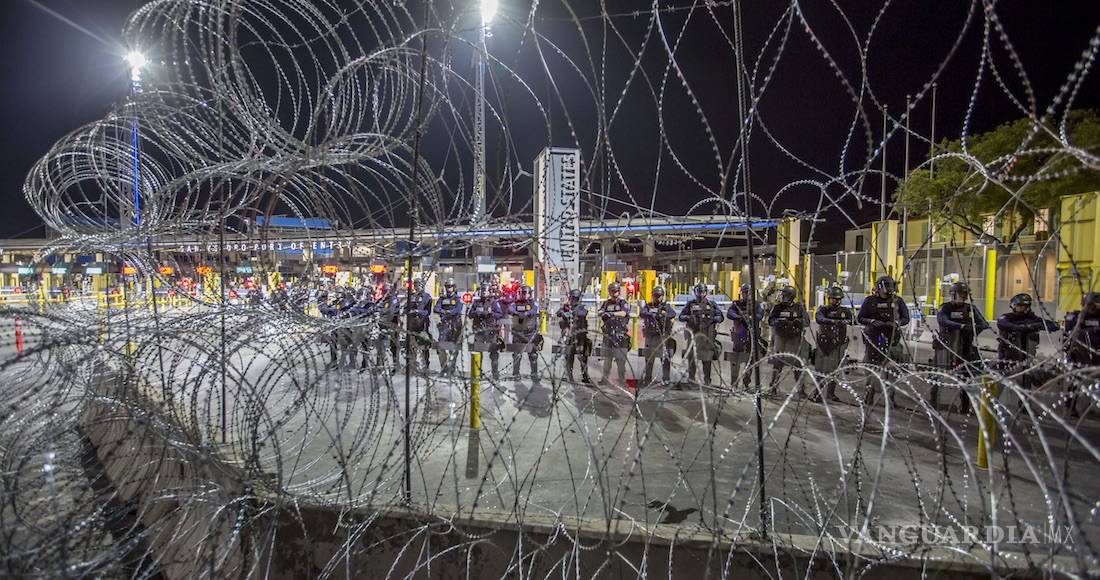 $!El Ejército de EU cierra la frontera con México en el cruce de San Ysidro; instala vallas y alambres de púas