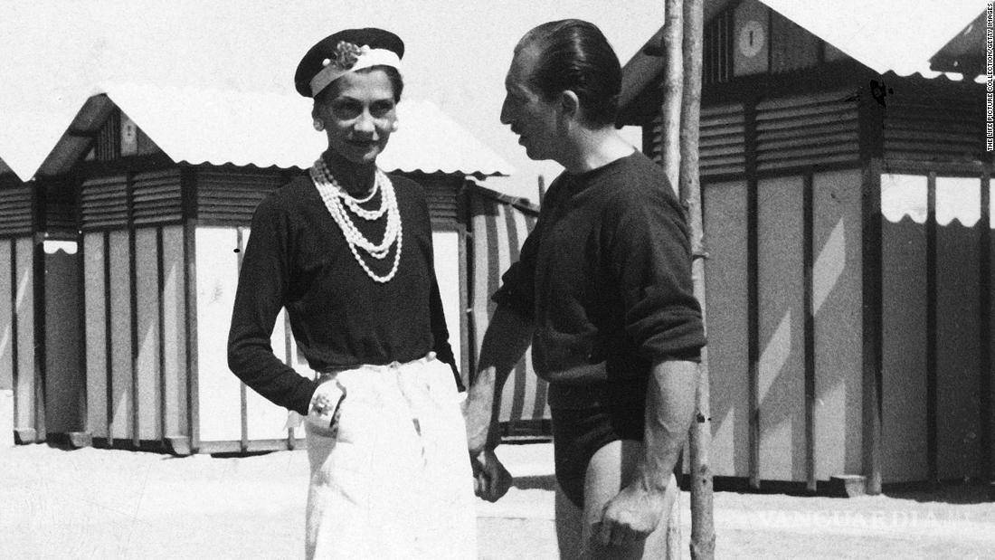 $!Coco Chanel comenzó a utilizar los pantalones de sus novios en sus looks casuales, lo que la convirtió en una pionera de la moda.