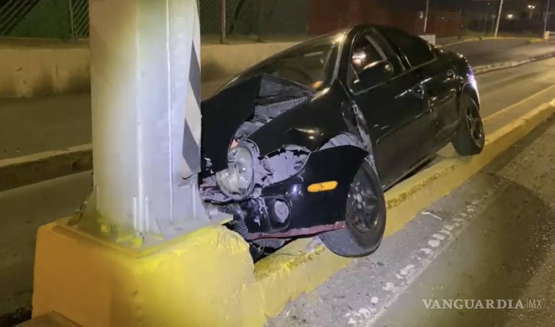 Saltillo: joven en aparente estado de ebriedad se sube a camellón y choca