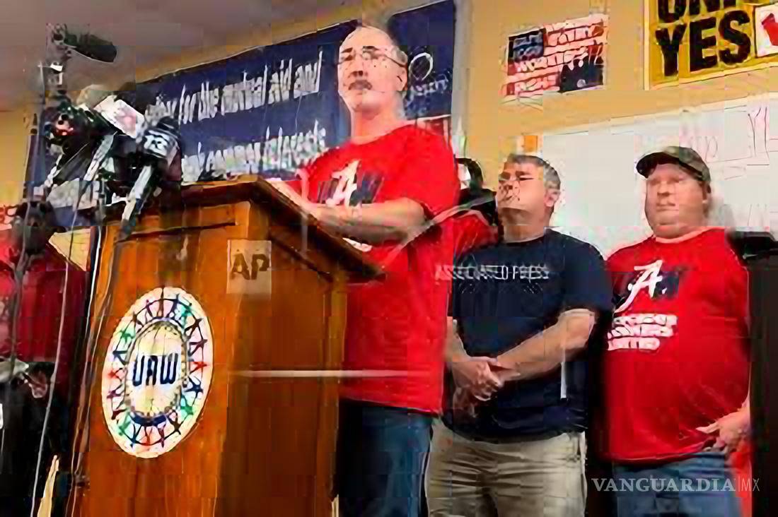 $!El presidente de United Auto Workers, Shawn Fain, habla con los periodistas en Tuscaloosa, Alabama, el viernes 17 de mayo de 2024.