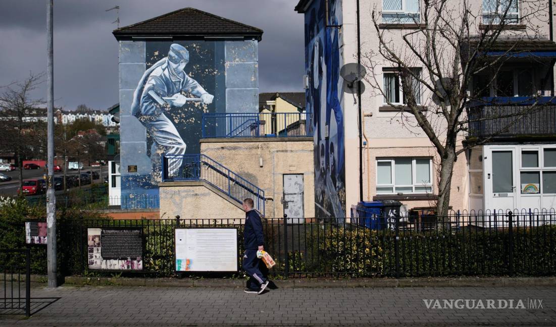 $!Un hombre pasa frente a un mural en Londonderry, Irlanda del Norte.