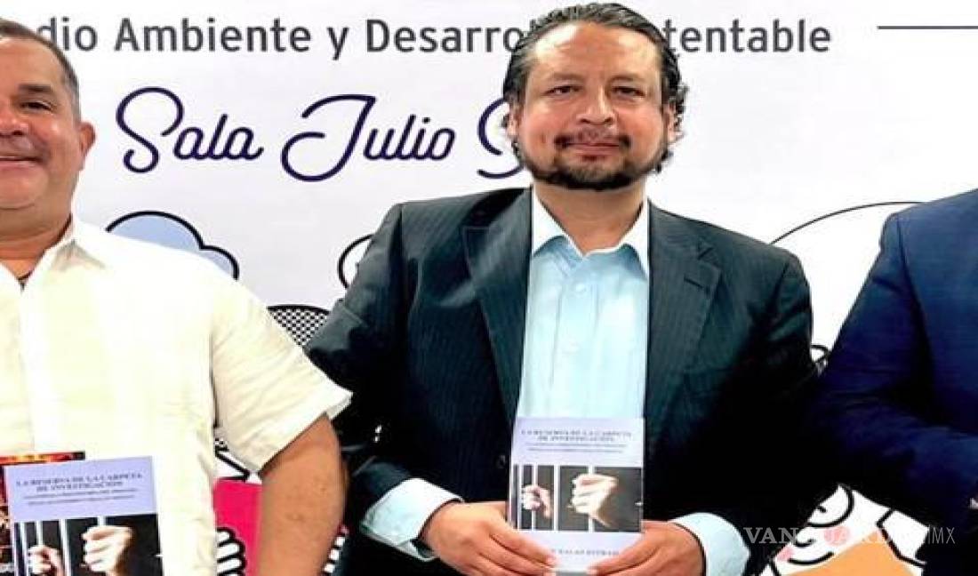 $!En la FILA 2022, Vicente Salas Estrada (der.), también egresado de licenciatura y posgrado de la Facultad de Jurisprudencia, presentó uno de sus libros.