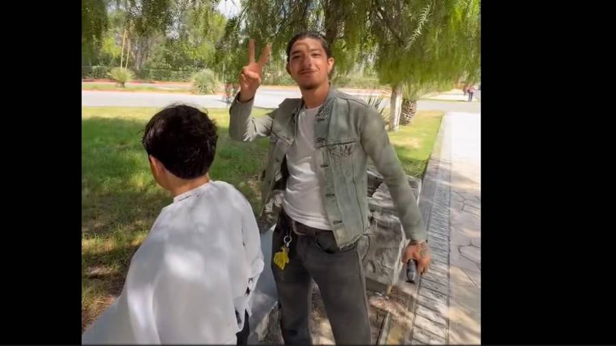 Edwin Minjares ofrece cortes de cabello a estudiantes de la Universidad Autónoma Agraria Antonio Narro.