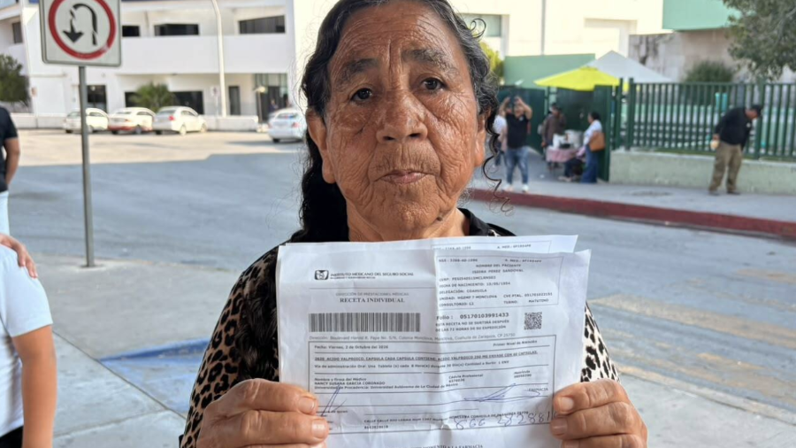 La mujer de 73 años afirma que sus crisis epilépticas se han intensificado por la falta de tratamiento.