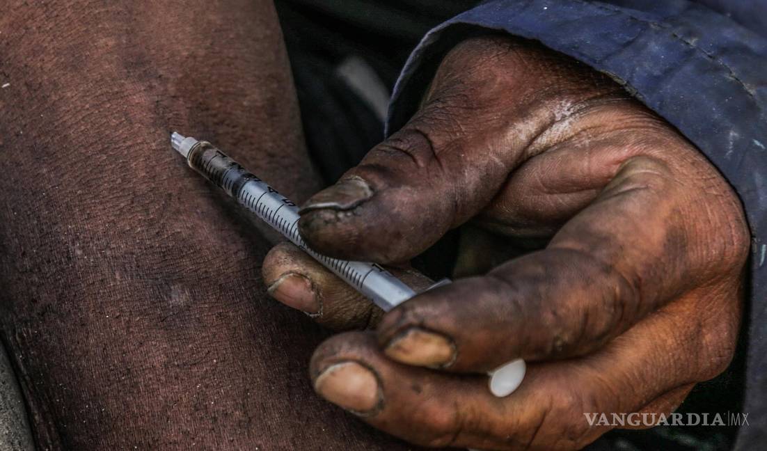 $!Una persona se inyecta droga en una calle en Tijuana, Baja California (México).