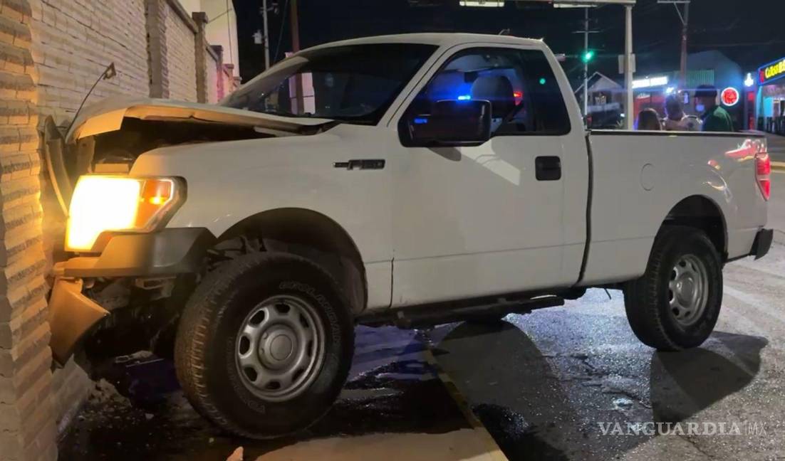 $!La camioneta Ford quedó con severos daños tras el impacto contra la barda perimetral del residencial.