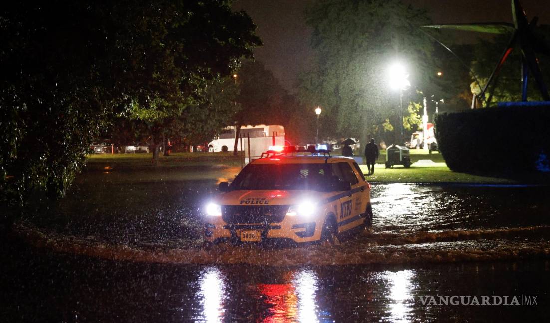 $!Un coche de policía en una calle inundada por fuertes lluvias cuando los restos del huracán Ida azotaron el área en el distrito de Queens de Nueva York, Nueva York.