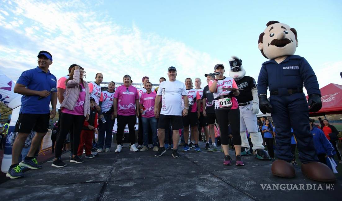 $!Daimler junto a atletas de Saltillo, participan en carrera contra el cáncer