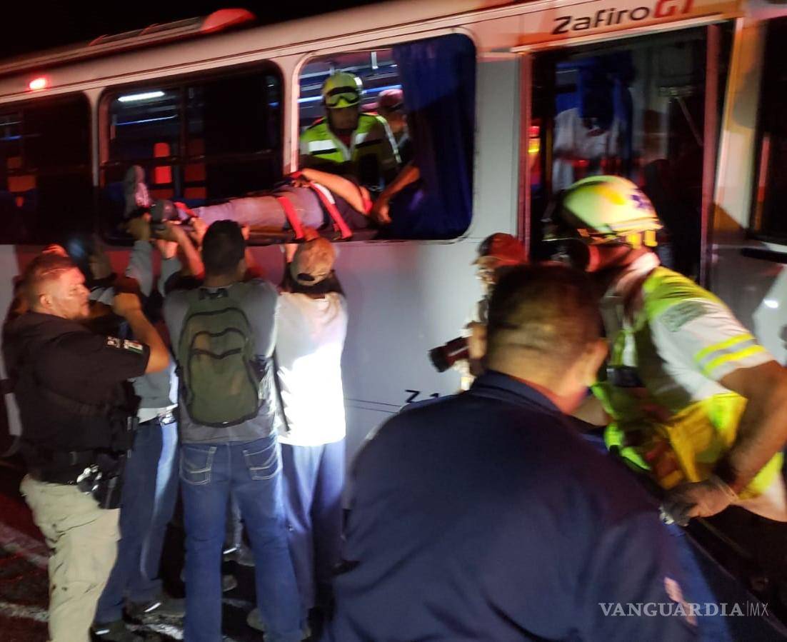 $!Bomberos colaboraron en el rescate.