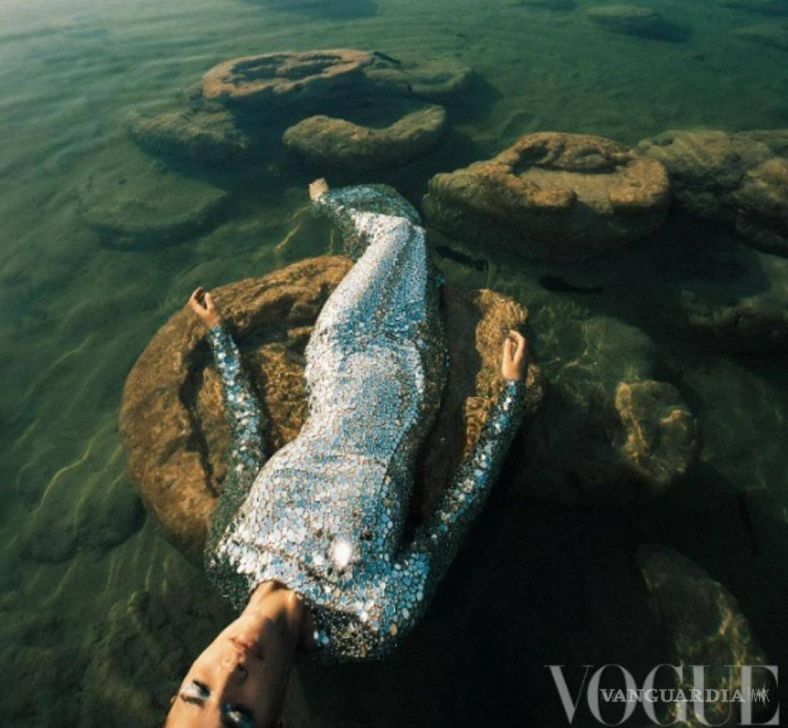 $!Cynthia Arrebola luce un vestido plateado en una de las pozas de Cuatro Ciénegas.