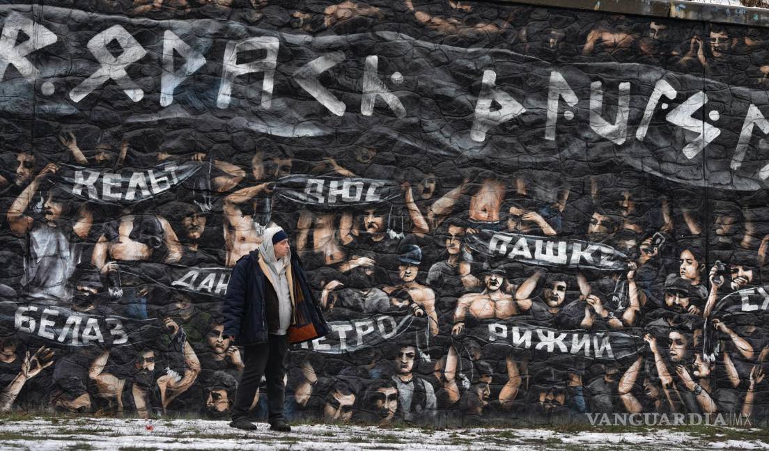 $!19/01/2024. Mural inspirado en una fotografía tomada en febrero de 2023 en un partido de fútbol entre el Dinamo de Zagreb y el Hajduk de Split en Zagreb.
