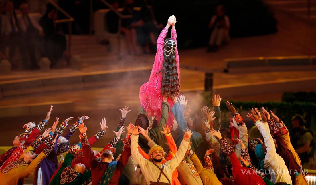 $!Los bailarines se presentan en el centro de espectáculos de Al Wasl Plaza en el sitio de la EXPO durante la ceremonia de apertura oficial de la EXPO 2020, Dubai, Emiratos Árabes Unidos. EFE/EPA/Ali Haider