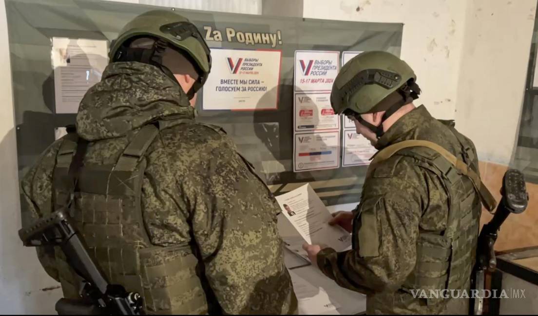 $!Militares rusos votan en las elecciones presidenciales en el territorio de la República Popular de Donetsk, en la parte de Ucrania controlada por Rusia.