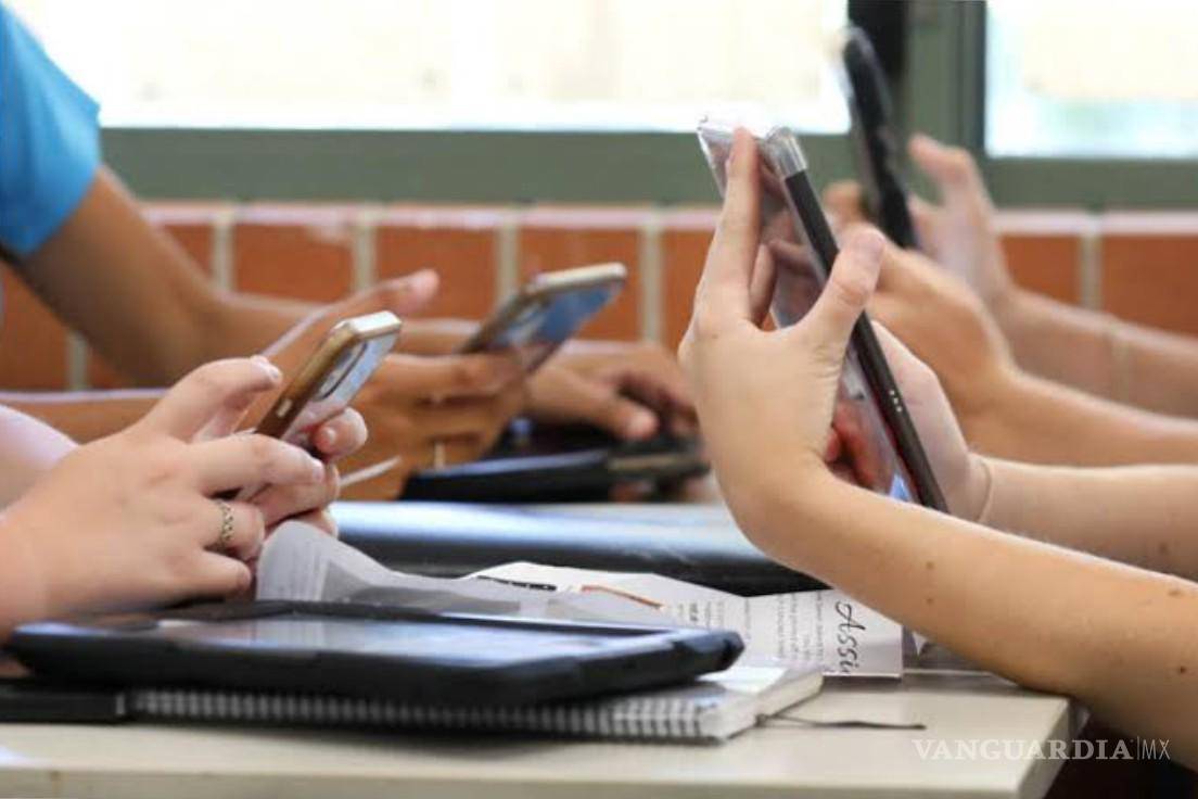 $!Docentes señalaron que el uso excesivo del celular también se relaciona con ansiedad, depresión, dependencia tecnológica y dificultades de concentración.