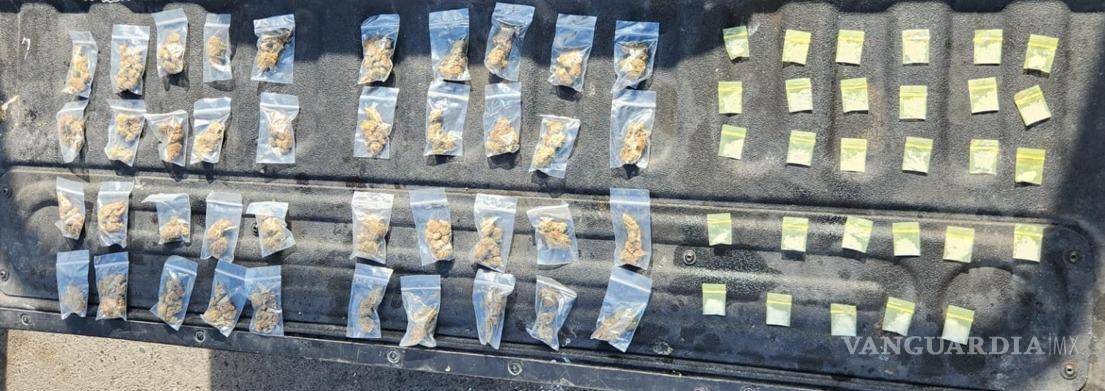 Caen cuatro jóvenes en posesión de drogas en el centro de Monterrey