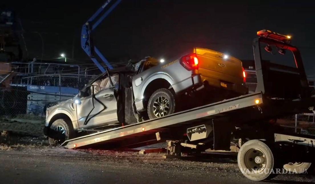 $!La camioneta Ford F-150 fue remolcada al corralón tras ser abandonada por el conductor en el lugar del accidente.