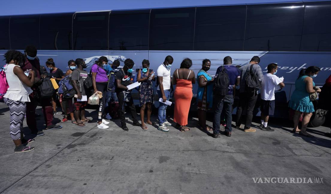 $!Varios migrantes, muchos de ellos procedentes de Haití, suben a un autobús después de haber sido procesados y liberados tras pasar un tiempo en un campamento improvisado cerca del Puente Internacional en Del Rio, Texas. AP/Eric Gay