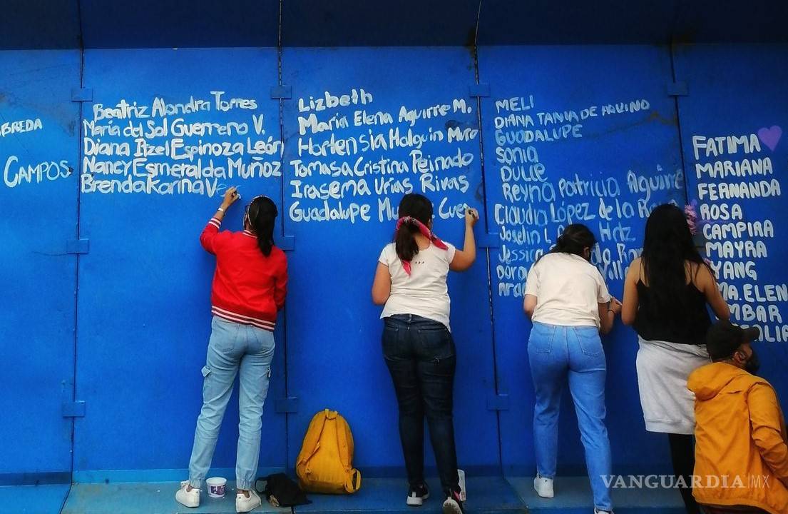 $!‘Muro de la paz’ de AMLO es transformado en memorial de víctimas de feminicidio