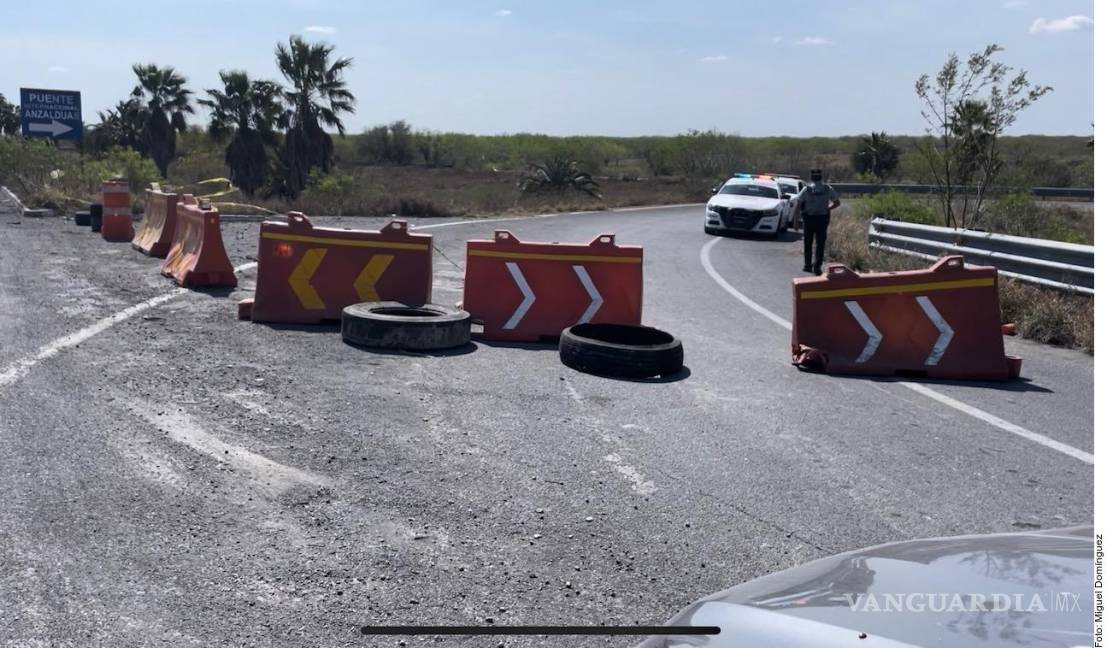 $!El acceso al Libramiento Anzaldúas fue cerrado ayer lo cual causó contratiempos en los puentes.