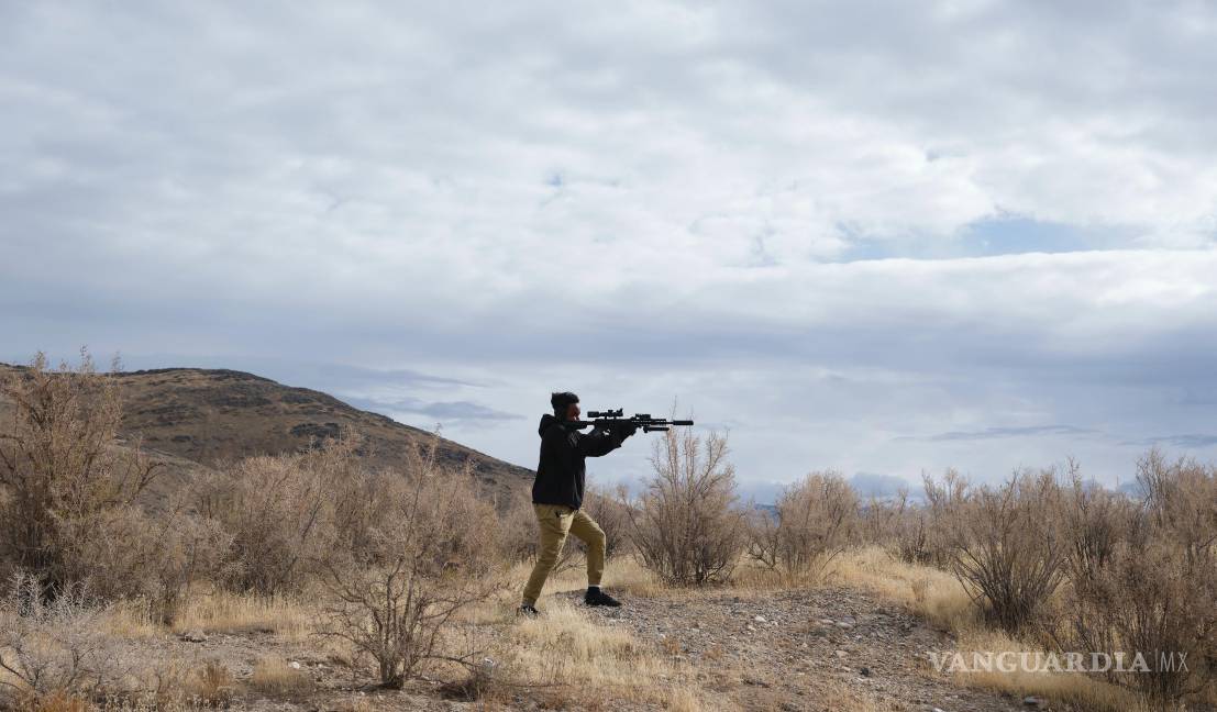 $!Joseph Osse, que publica bajo el nombre de Grazien Brann, dispara una de sus armas para un video para las redes sociales, en Grantsville, Utah.