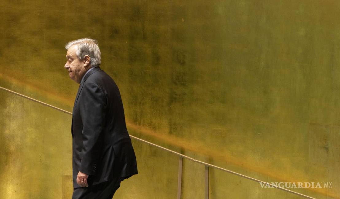 $!El secretario general de las Naciones Unidas, Antonio Guterres, camina hacia su escritorio después de dirigirse a una reunión de alto nivel para conmemorar el vigésimo aniversario de la adopción de la Declaración de Durban durante el 76 ° período de sesiones de la Asamblea General de la ONU en la sede de las Naciones Unidas en Nueva York. AP/Justin Lane