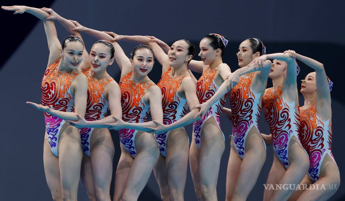 $!El equipo de China se presenta en el equipo femenino de natación de rutina libre durante los eventos de natación artística de los Juegos Olímpicos de Tokio 2020 en el Centro Acuático de Tokio en Tokio, Japón. EFE