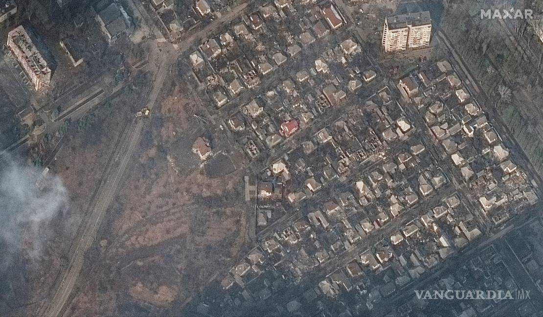 $!Una imagen satelital proporcionada por Maxar Technologies muestra casas y edificios destruidos en el este de Mariupol, Ucrania. EFE/EPA/Maxar Technologies