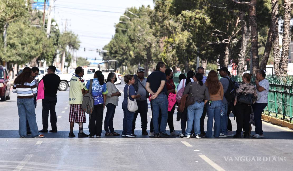 $!Pacientes y familiares se manifestaron frente a la Clínica No. 2 exigiendo atención digna para quienes reciben hemodiálisis.