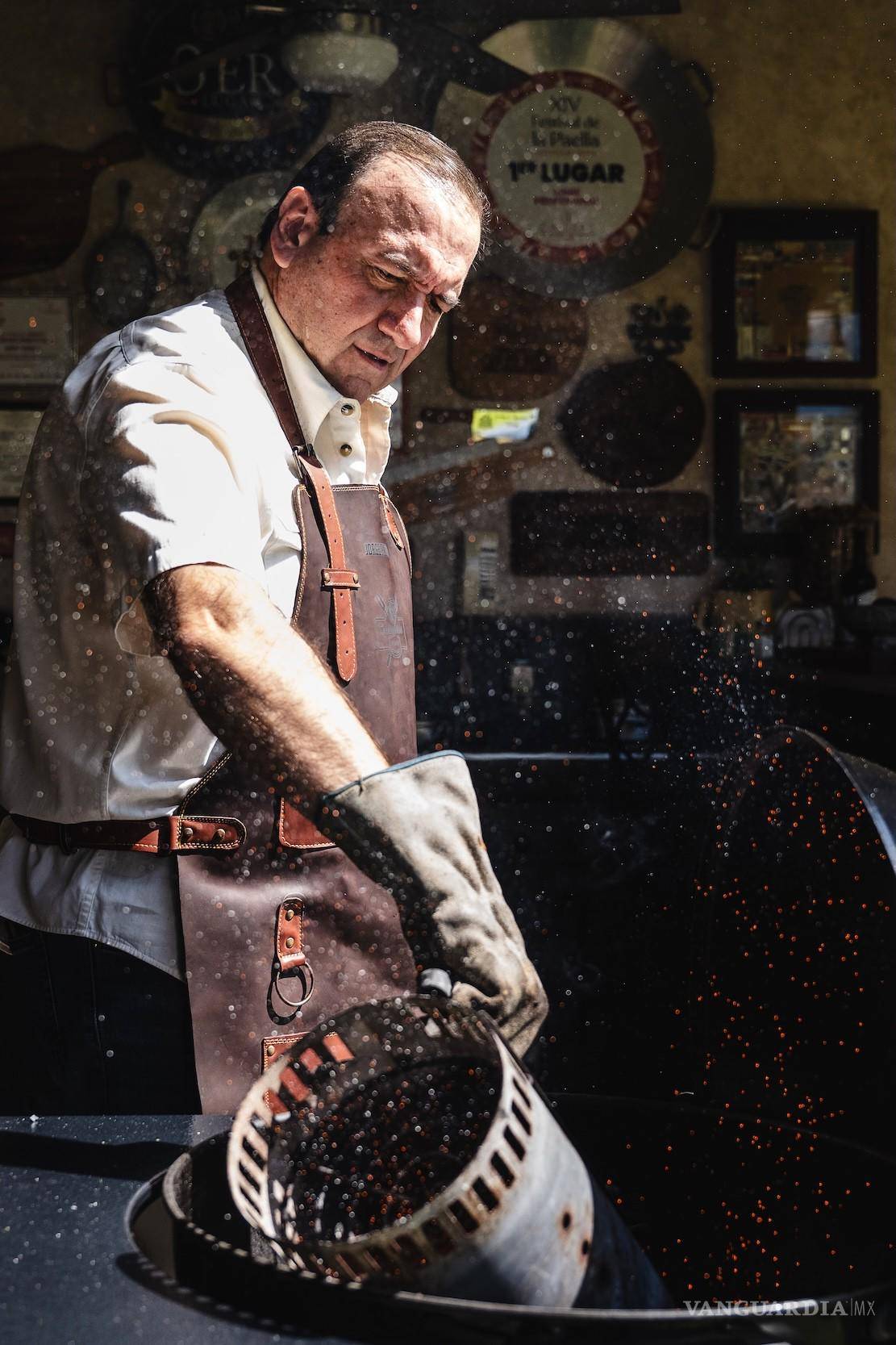 $!Música country, fuego y acero: su trío perfecto para cocinar.