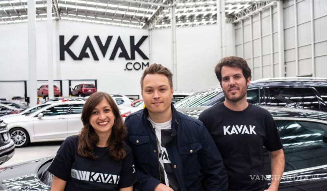$!Loreanne y Carlos García, junto a Roger Laughlin, fundadores de Kavak.