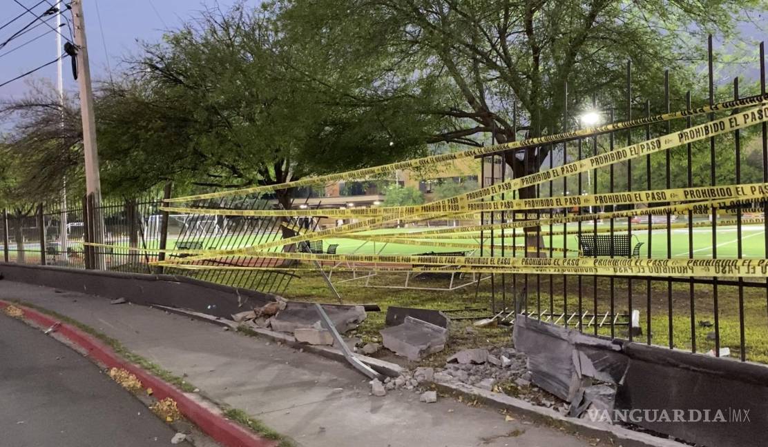 Choca y derriba barda del Tecnológico de Monterrey, en Saltillo