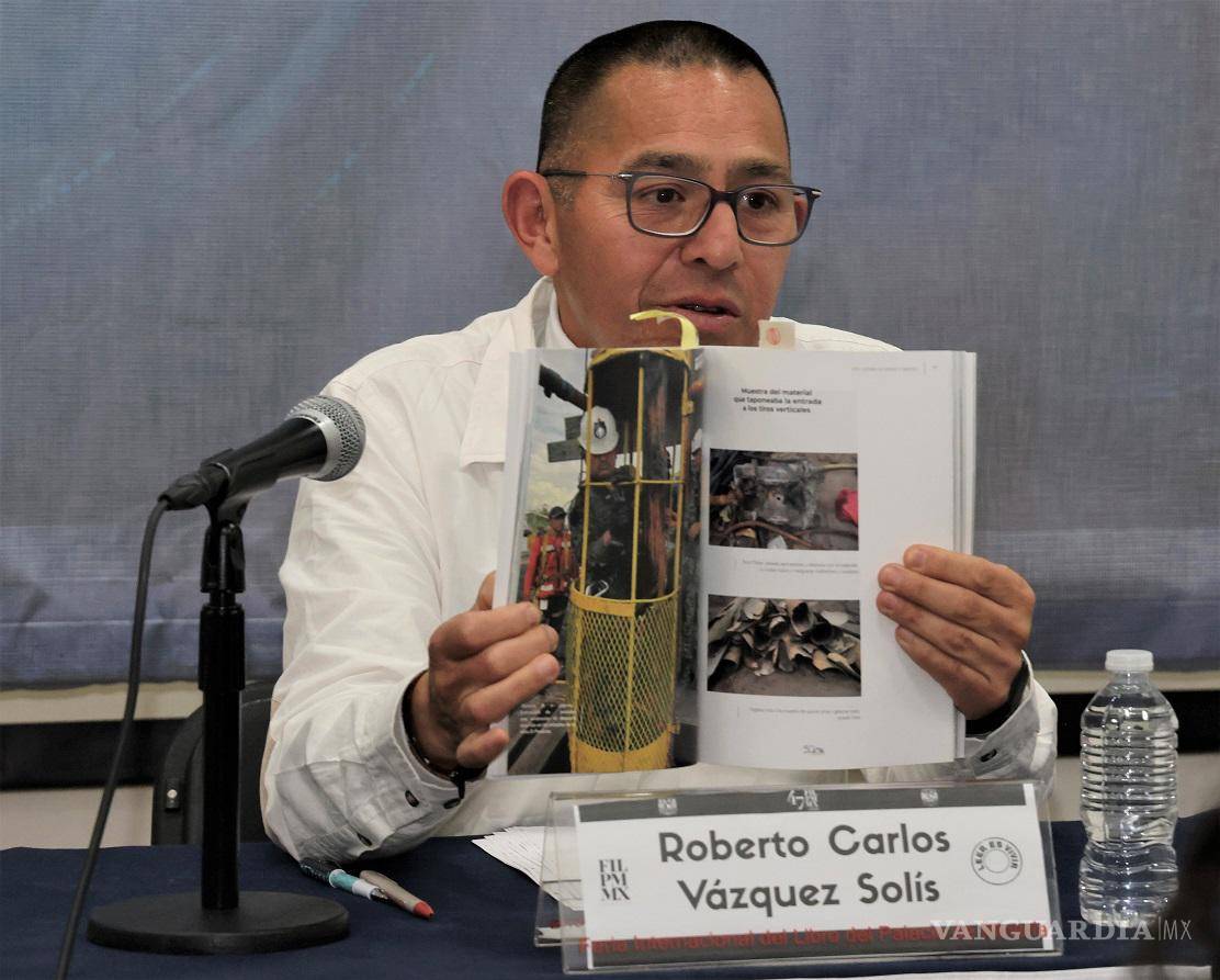 $!La obra reúne testimonios y fotografías sobre el rescate de los mineros en Sabinas, Coahuila.