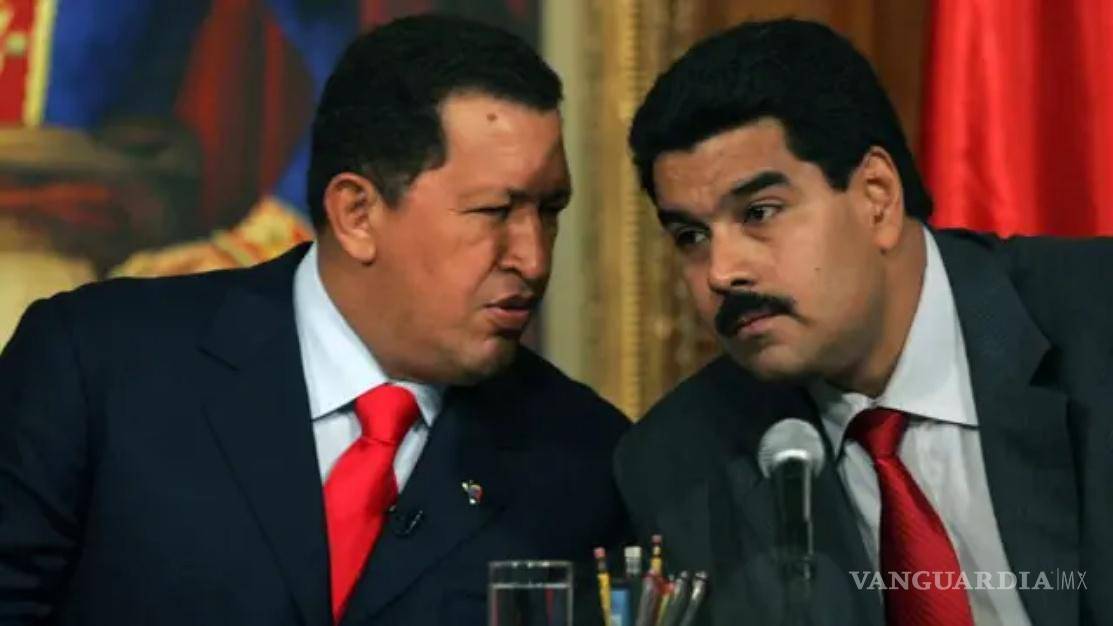 $!El expresidente venezolano Hugo Chávez platica con Nicolás Maduro.