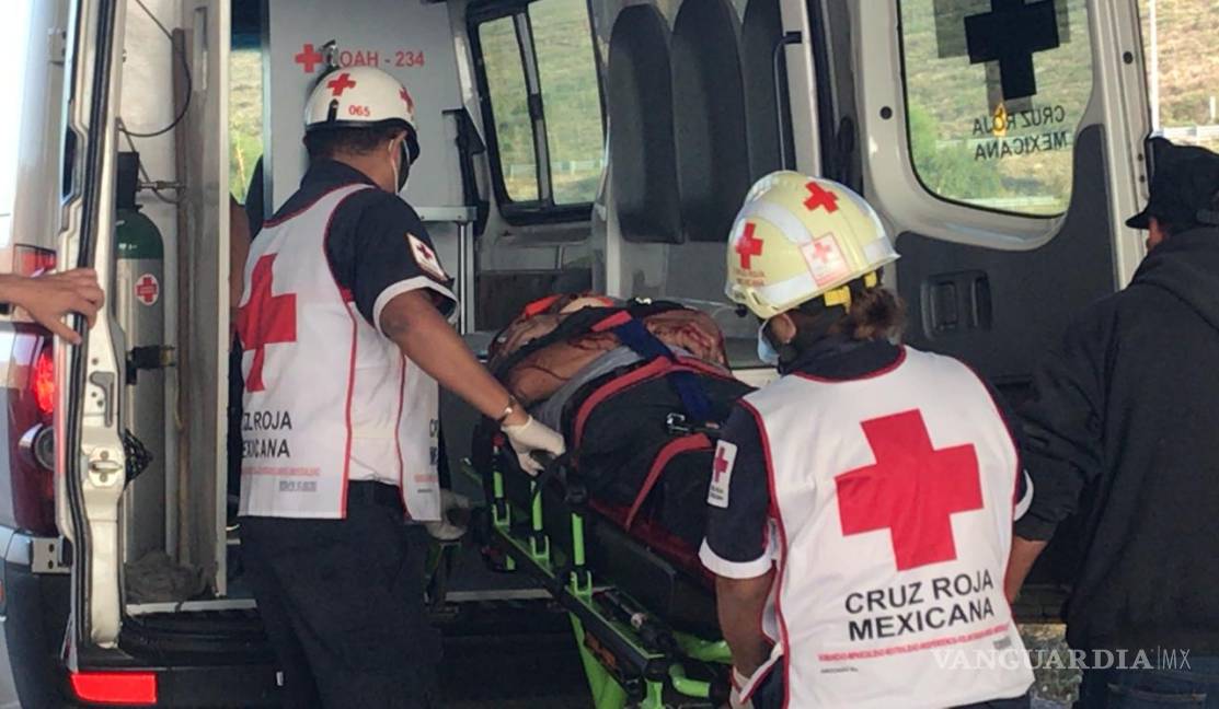 $!'Amanecidos' conducen a exceso de velocidad y sufren aparatosa volcadura en carretera a Torreón
